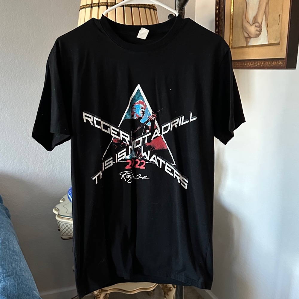 Black Short-Sleeve Graphic Tee Roger Waters 2022